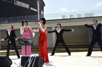 男性のバックダンサーを従えて歌う阿佐ヶ谷姉妹（手前）。