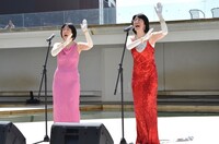 ネタを披露する阿佐ヶ谷姉妹。