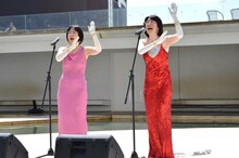 ネタを披露する阿佐ヶ谷姉妹。