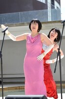 ネタにももいろクローバーZの歌や踊りを採り入れる阿佐ヶ谷姉妹。