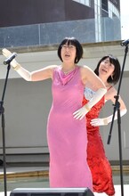 ネタにももいろクローバーZの歌や踊りを採り入れる阿佐ヶ谷姉妹。