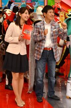 （手前左から）北村花絵（テレビ静岡アナウンサー）、関根勤。