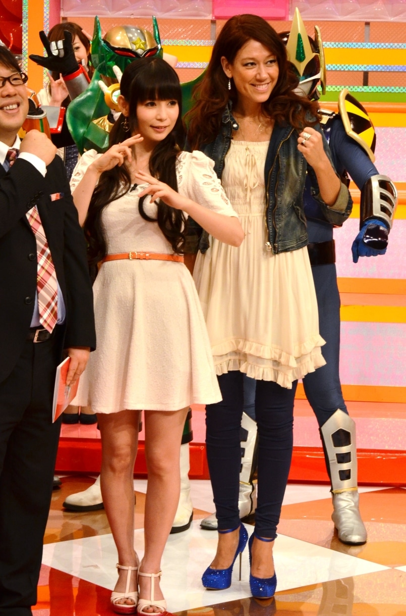 中川翔子（中央左）、LiLiCo（中央右）。