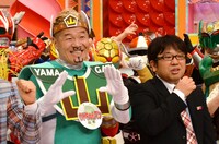 キャイ～ン。ウド鈴木（左）が山形のご当地ヒーロー「ウドちゃんマン」に扮して出演する。