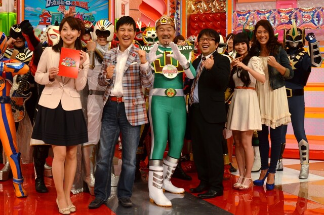 バラエティ番組「ローカルヒーロー大集合!!厳選☆ご当地マップ」に出演する、MCのキャイ～ン（前列中央）、関根勤（前列左から2人目）ら。