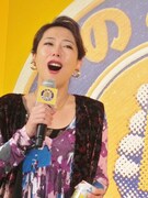 のびやかに歌う椿鬼奴。