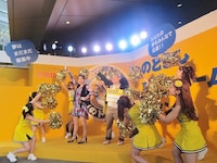 東京・六本木ヒルズ 大屋根プラザに4日間限定オープンした「のどごし 夢のドリームスタンド」発表会の模様。