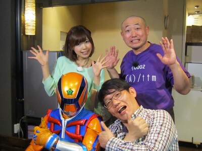 広島ロケに登場する、ずん（右）、中村愛（後列左）、ご当地ヒーローの「ヒロシマックス」（前列左）。(c)テレビ静岡