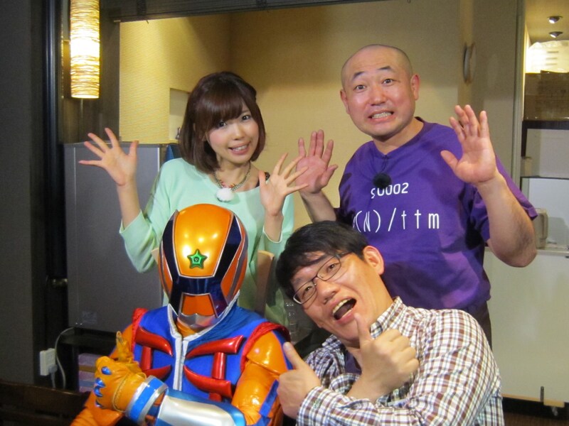 広島ロケに登場する、ずん（右）、中村愛（後列左）、ご当地ヒーローの「ヒロシマックス」（前列左）。(c)テレビ静岡