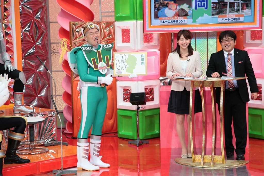 ウド鈴木（左）が山形のご当地ヒーロー「ウドちゃんマン」に扮して出演。(c)テレビ静岡