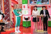 ウド鈴木(左)が山形のご当地ヒーロー「ウドちゃんマン」に扮して出演。(c)テレビ静岡