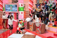 秋田のご当地ヒーロー「ガヤルダーハチ」（手前中央）が中川翔子に「お手」をしている場面。(c)テレビ静岡