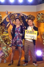 東京・六本木ヒルズ 大屋根プラザに4日間限定オープンした「のどごし 夢のドリームスタンド」の発表会に登場した椿鬼奴と河口こうへい。