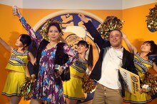 東京・六本木ヒルズ 大屋根プラザに4日間限定オープンした「のどごし 夢のドリームスタンド」の発表会に登場した椿鬼奴と河口こうへい。