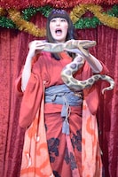 「リベラスプロデュース 東京ギロティン倶楽部第1回公演『東京奇人博覧会』」ゲネプロの模様。写真は鳥居みゆき。(c)リベラス