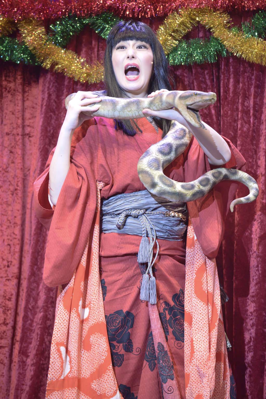 「リベラスプロデュース 東京ギロティン倶楽部第1回公演『東京奇人博覧会』」ゲネプロの模様。写真は鳥居みゆき。(c)リベラス