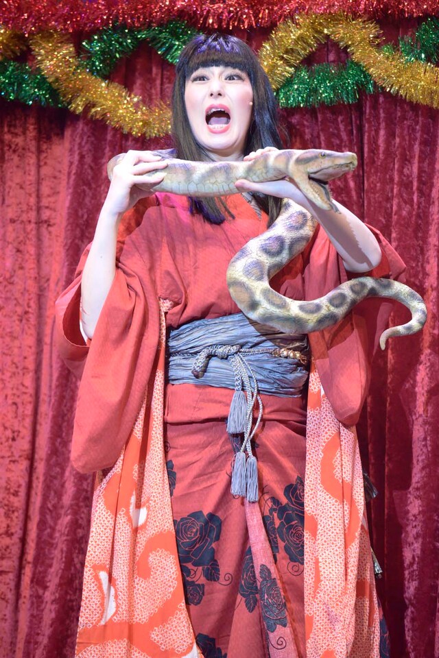 「リベラスプロデュース 東京ギロティン倶楽部第1回公演『東京奇人博覧会』」ゲネプロの模様。写真は鳥居みゆき。(c)リベラス