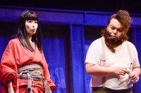 「リベラスプロデュース 東京ギロティン倶楽部第1回公演『東京奇人博覧会』」ゲネプロの模様。写真は鳥居みゆき（左）と響・長友（右）。(c)リベラス