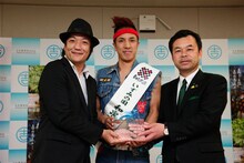 「いずみの国 和泉市PR隊」に任命された2700と辻宏康和泉市長（右）。