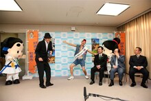 歌ネタを披露する2700。