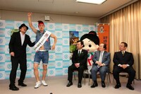 歌ネタを披露する2700。