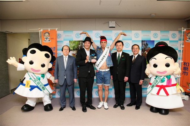 「いずみの国 和泉市PR隊」に任命された2700（中央）と、「泉州エリア熱烈応援団長」のオール阪神（右）。