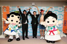 「いずみの国 和泉市PR隊」に任命された2700と辻宏康和泉市長（中央）。