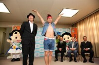 和泉市のマークのモノマネを披露する2700ツネ。