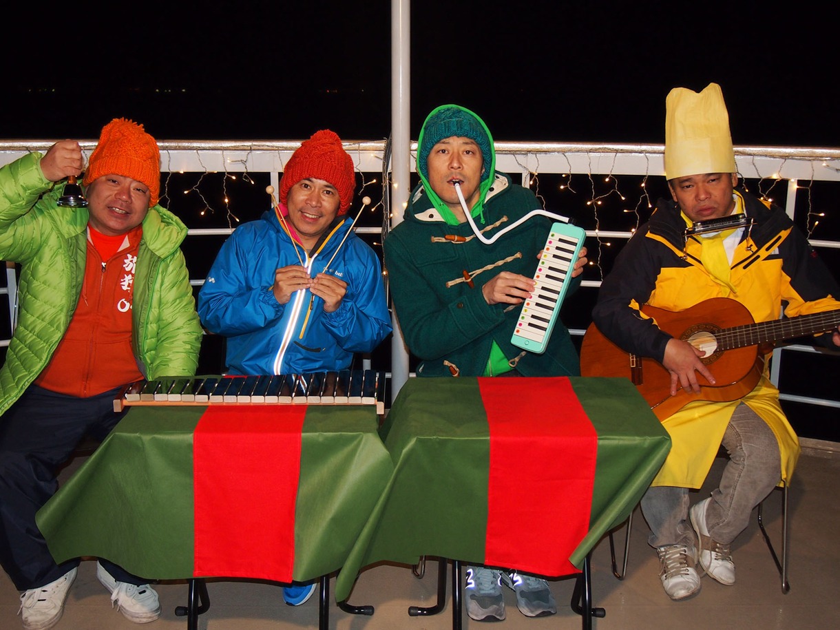 DVD「東野・岡村の旅猿2 プライベートでごめんなさい… 琵琶湖で船上クリスマスパーティーの旅 プレミアム完全版」の一場面。