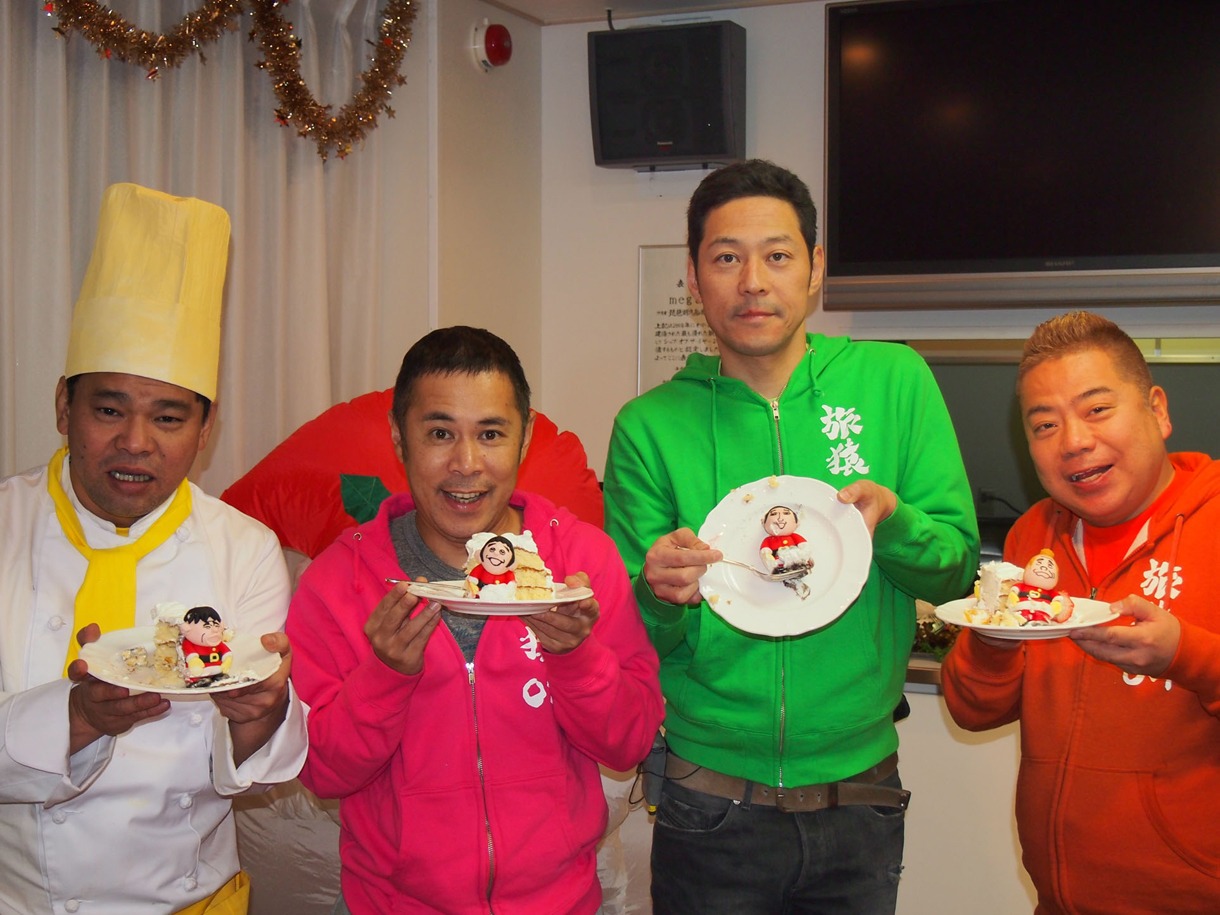 DVD「東野・岡村の旅猿2 プライベートでごめんなさい… 琵琶湖で船上クリスマスパーティーの旅 プレミアム完全版」の一場面。