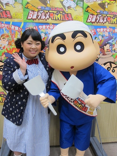 4月20日全国公開の「映画クレヨンしんちゃん バカうまっ！ B級グルメサバイバル!!」で声優を務めた渡辺直美と、主役のクレヨンしんちゃん。