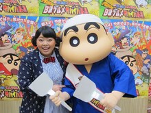 4月20日全国公開の「映画クレヨンしんちゃん バカうまっ！ B級グルメサバイバル!!」で声優を務めた渡辺直美と、主役のクレヨンしんちゃん。
