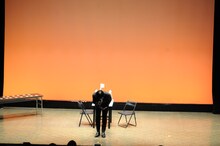 来場者に深々と頭を下げる南海キャンディーズ山里。