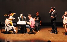 森田美位子＆R藤本の「ユーモアヤングチーム」とせきしろ＆バッファロー吾郎Aの「ユーモアアダルトチーム」の対戦の模様。