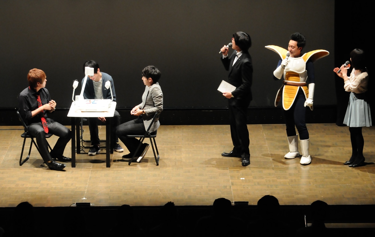 ウーマンラッシュアワー村本とピース綾部の対戦の模様。