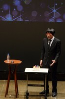 バースデーケーキがステージに運び込まれ、驚く山里。