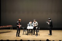 舞台上に揃った同期3人。（左から）ウーマンラッシュアワー村本、ピース綾部、南海キャンディーズ山里。