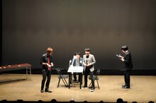 舞台上に揃った同期3人。（左から）ウーマンラッシュアワー村本、ピース綾部、南海キャンディーズ山里。