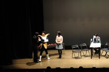 「彼は終始こんな感じです」と森田美位子に投げかける南海キャンディーズ山里。R藤本は「慣れる！」と一言。