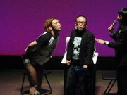 男色ディーノ（左）にキスされるバッファロー吾郎A（中央）。