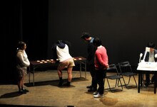 ニッチェ江上はセクシーにカードを選ぶ。そのお尻を見つめる平子。