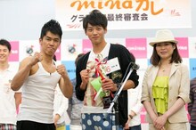 「minaカレグランプリ最終審査会 with amiienote（アミーノート）」に特別審査員として登場した、だいたひかる（右）、武井壮（左）と、グランプリの竹内崚さん（中央）。