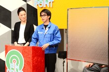 新番組「あの仕事の知られざる情報バラエティ ピンポイントTV」でMCを務めるおぎやはぎ矢作（中央）と、遼河はるひ（左）。写真はスタジオにタクシードライバーを迎える放送回の一場面。