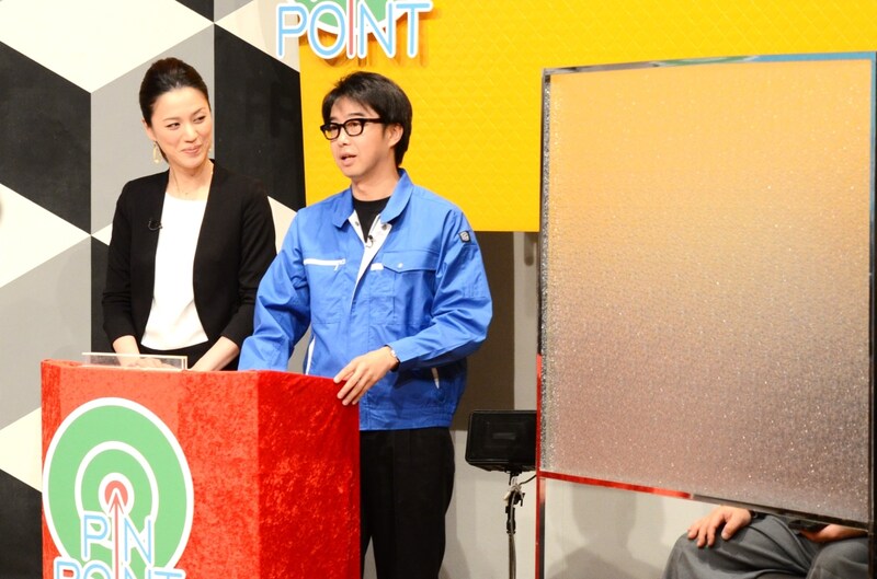 新番組「あの仕事の知られざる情報バラエティ ピンポイントTV」でMCを務めるおぎやはぎ矢作（中央）と、遼河はるひ（左）。写真はスタジオにタクシードライバーを迎える放送回の一場面。