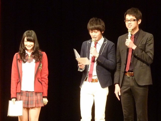 トットとNMB48の岸野里香。(c)NTV