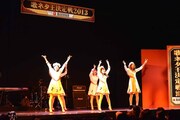 大会開始直前に登場した歌ネタガールズ。