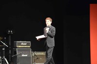 会場を盛り上げた司会のタケト。