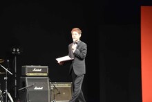 会場を盛り上げた司会のタケト。