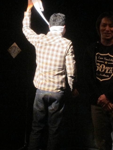 小島よしおと狩野英孝のトークライブ「やっぱり消えたくない二人」で、プチ整形後の顔を披露しようとする小島。