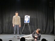 腹痛になったことがないという狩野は、いろいろな体勢になり「丸まってみても痛みがとれない」と言うと、「そりゃそうだろ」と小島も呆れ顔。